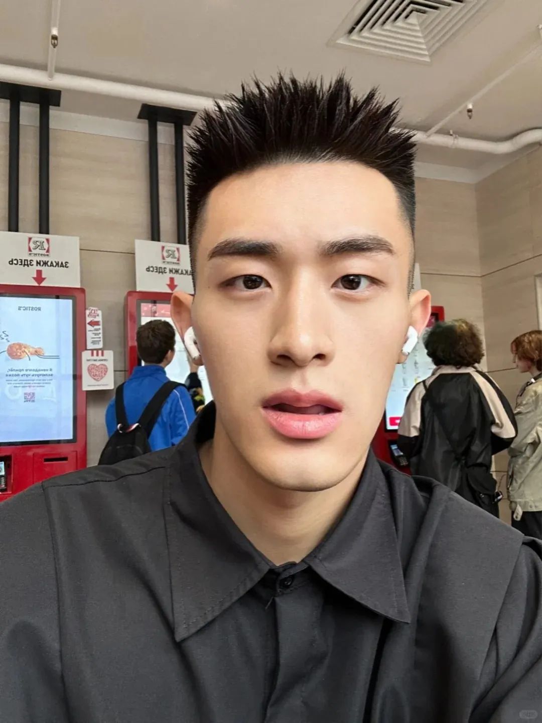大鼻子短发阳光大男孩，豆豆好大