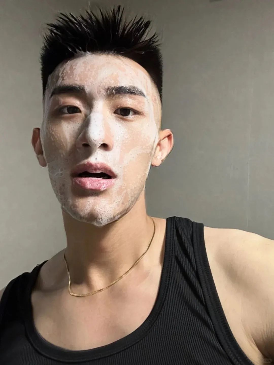 大鼻子短发阳光大男孩，豆豆好大