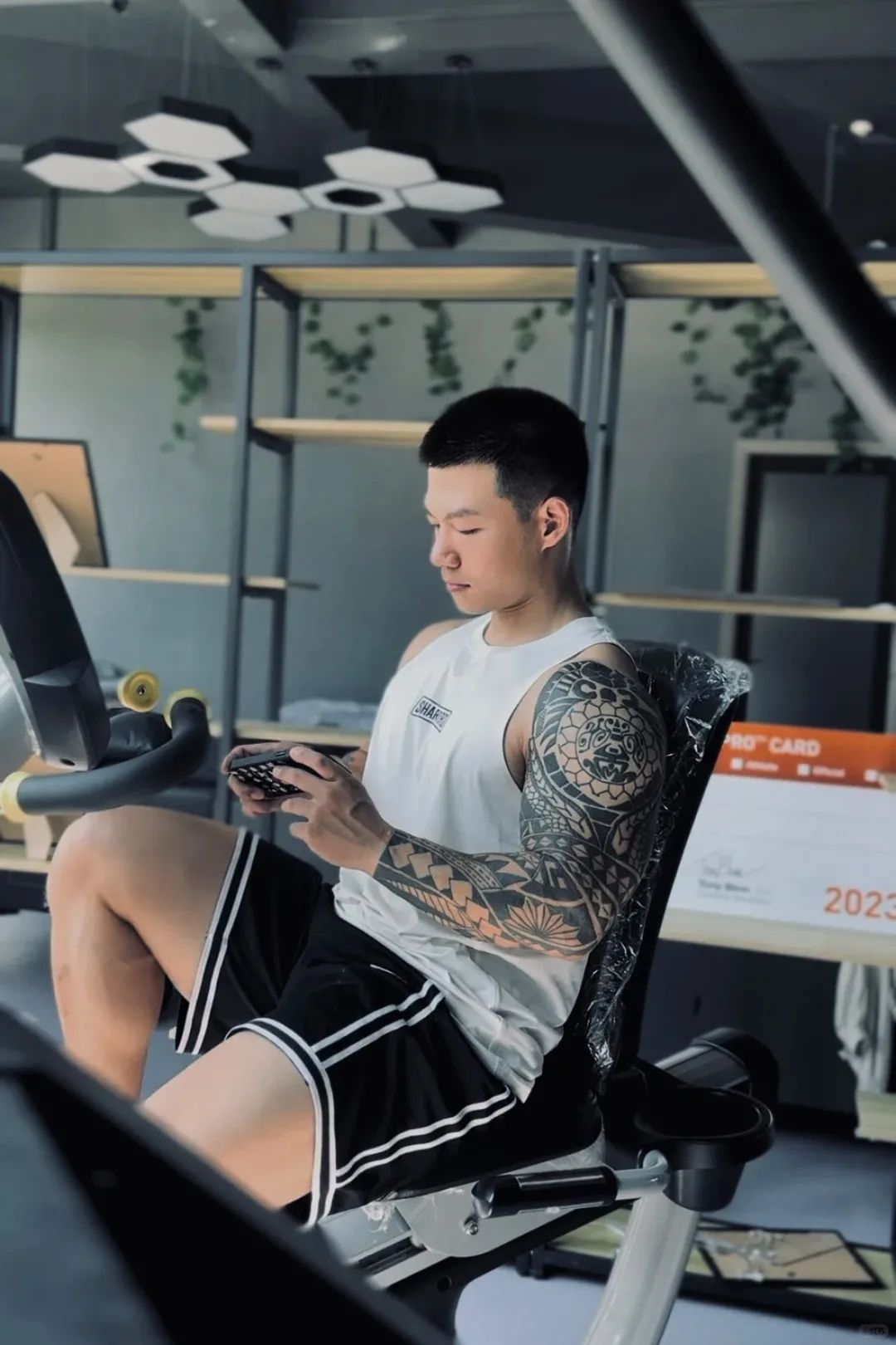 粗大花纹手臂，长相与实力反差萌 Boy