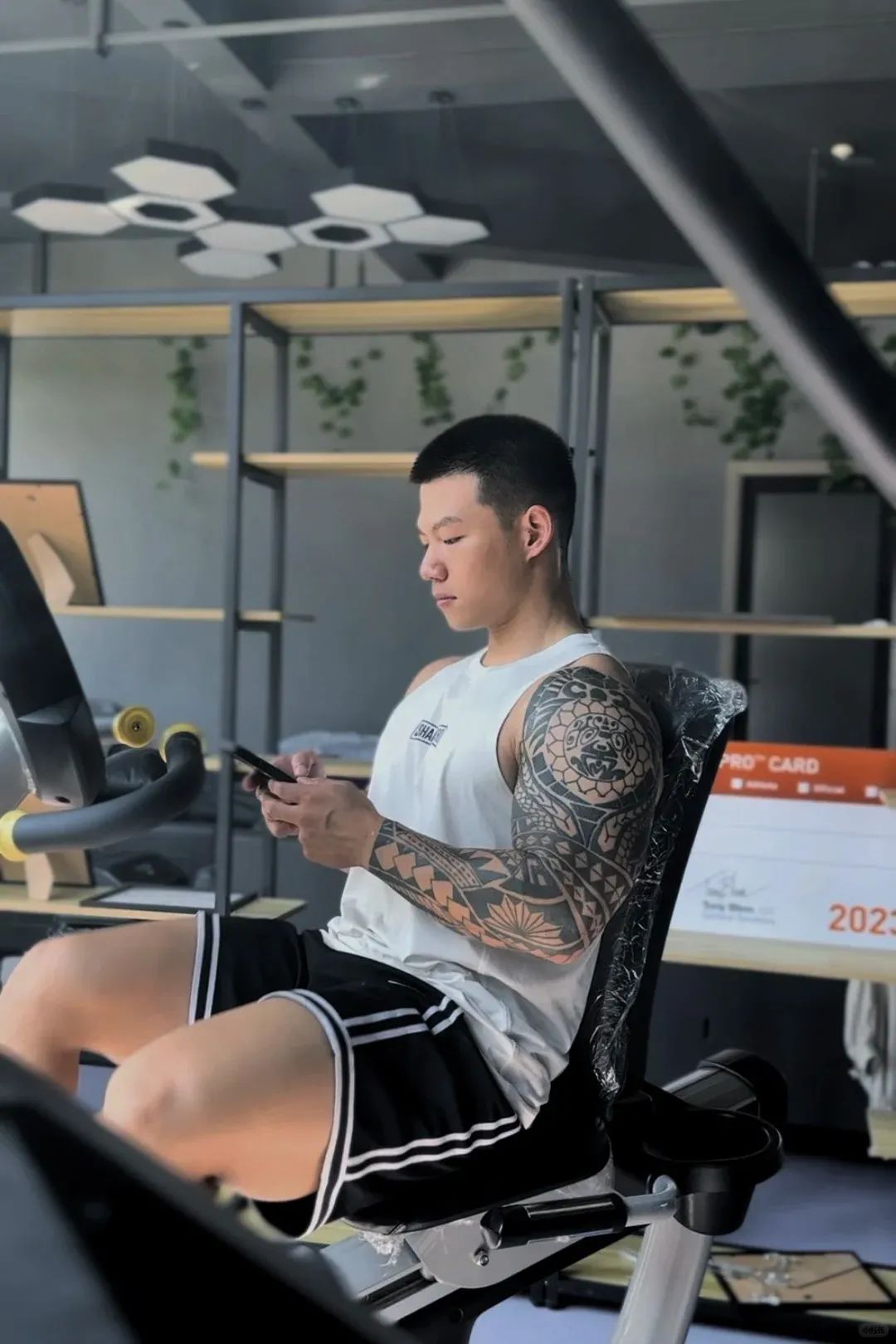 粗大花纹手臂，长相与实力反差萌 Boy