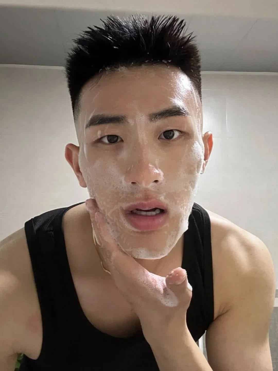 大鼻子短发阳光大男孩，豆豆好大