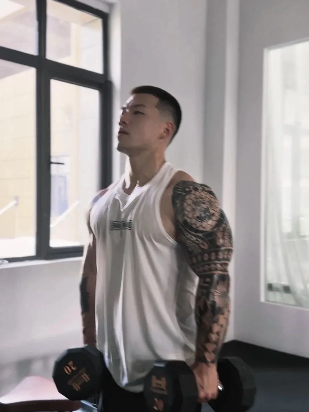 粗大花纹手臂，长相与实力反差萌 Boy