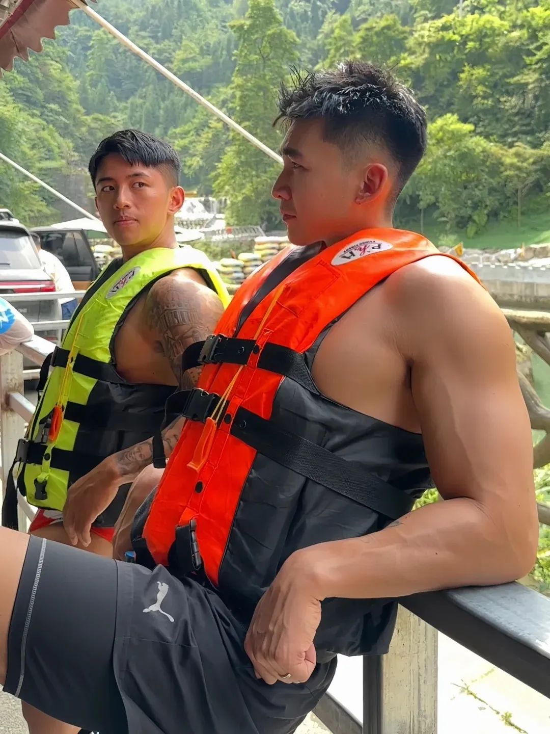 麒麟臂肌肉小伙夏日玩水，粗大手臂让人想摸