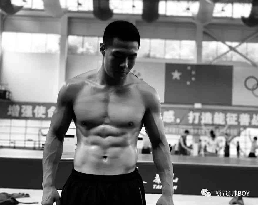 体育学院宿舍里的憨直体育生，穿这种内裤够直