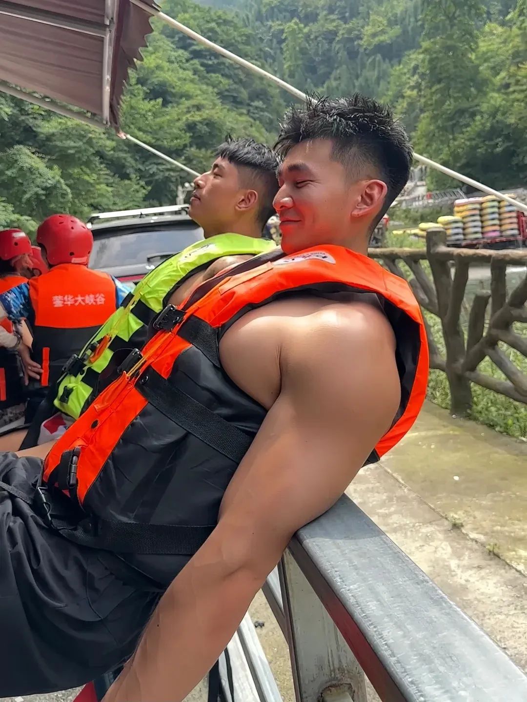 麒麟臂肌肉小伙夏日玩水，粗大手臂让人想摸