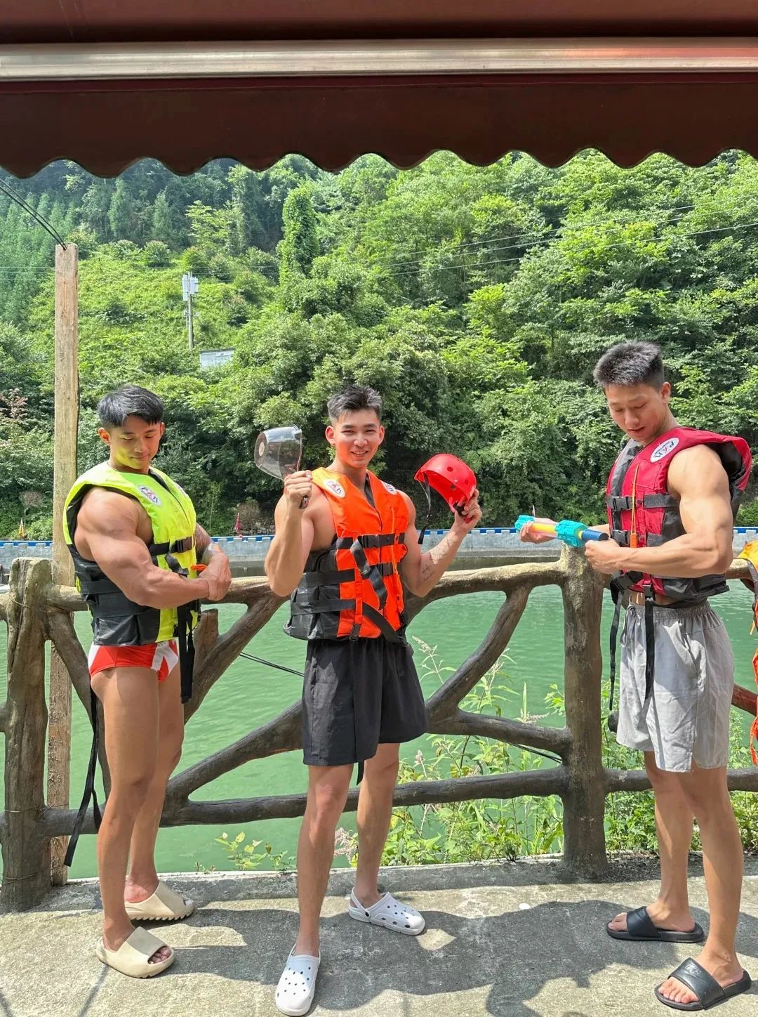 麒麟臂肌肉小伙夏日玩水，粗大手臂让人想摸
