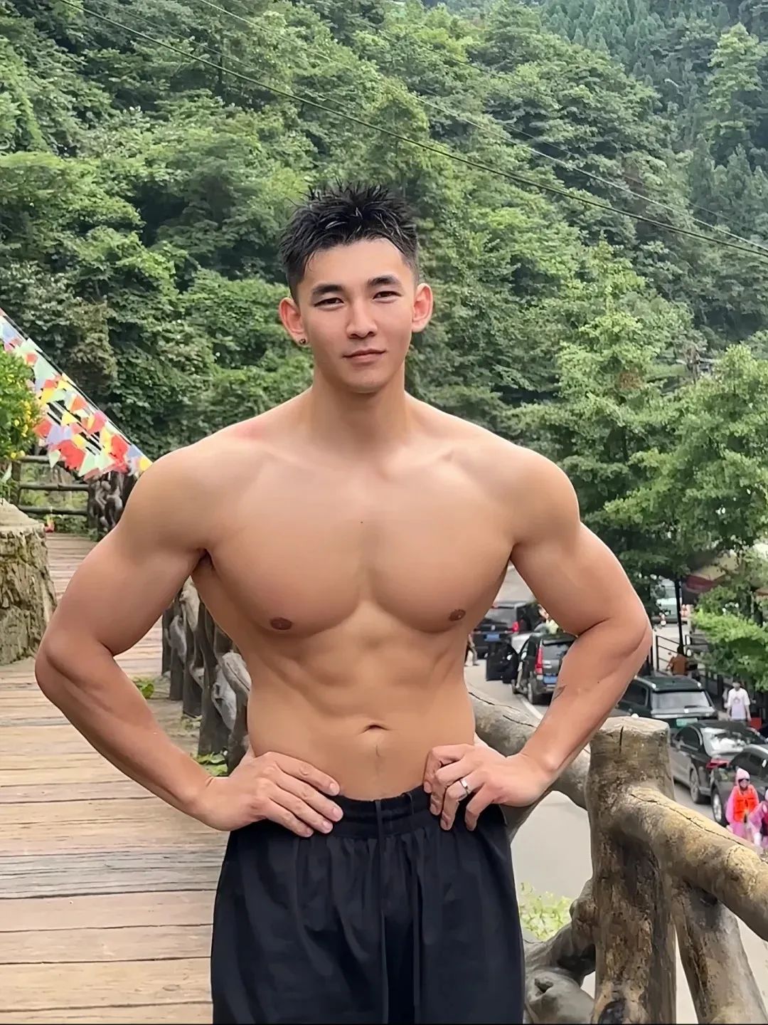 麒麟臂肌肉小伙夏日玩水，粗大手臂让人想摸