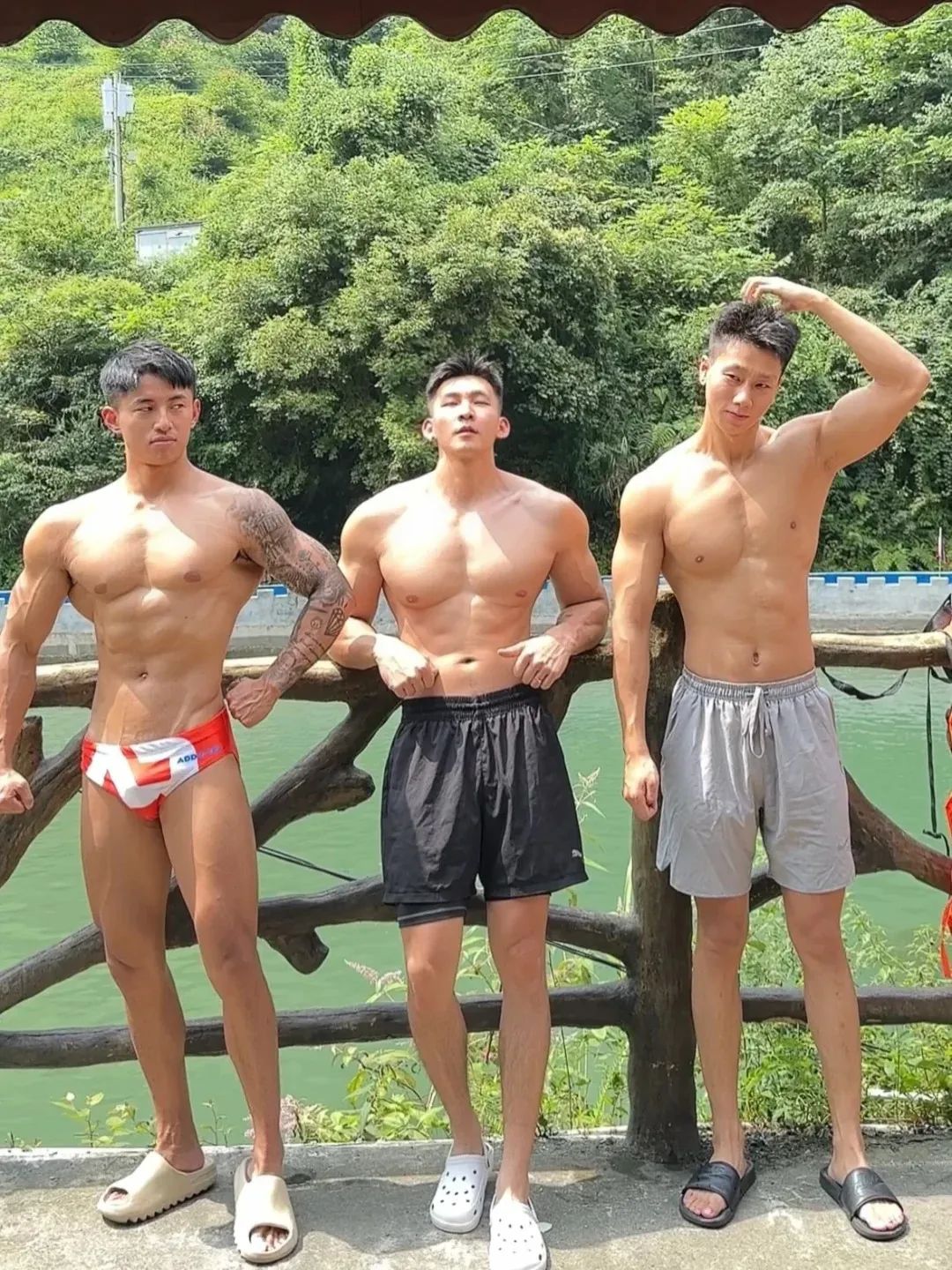 麒麟臂肌肉小伙夏日玩水，粗大手臂让人想摸