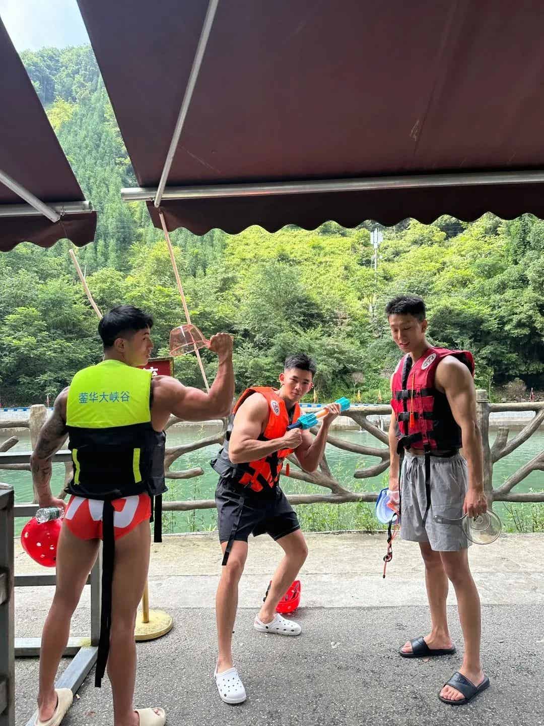 麒麟臂肌肉小伙夏日玩水，粗大手臂让人想摸