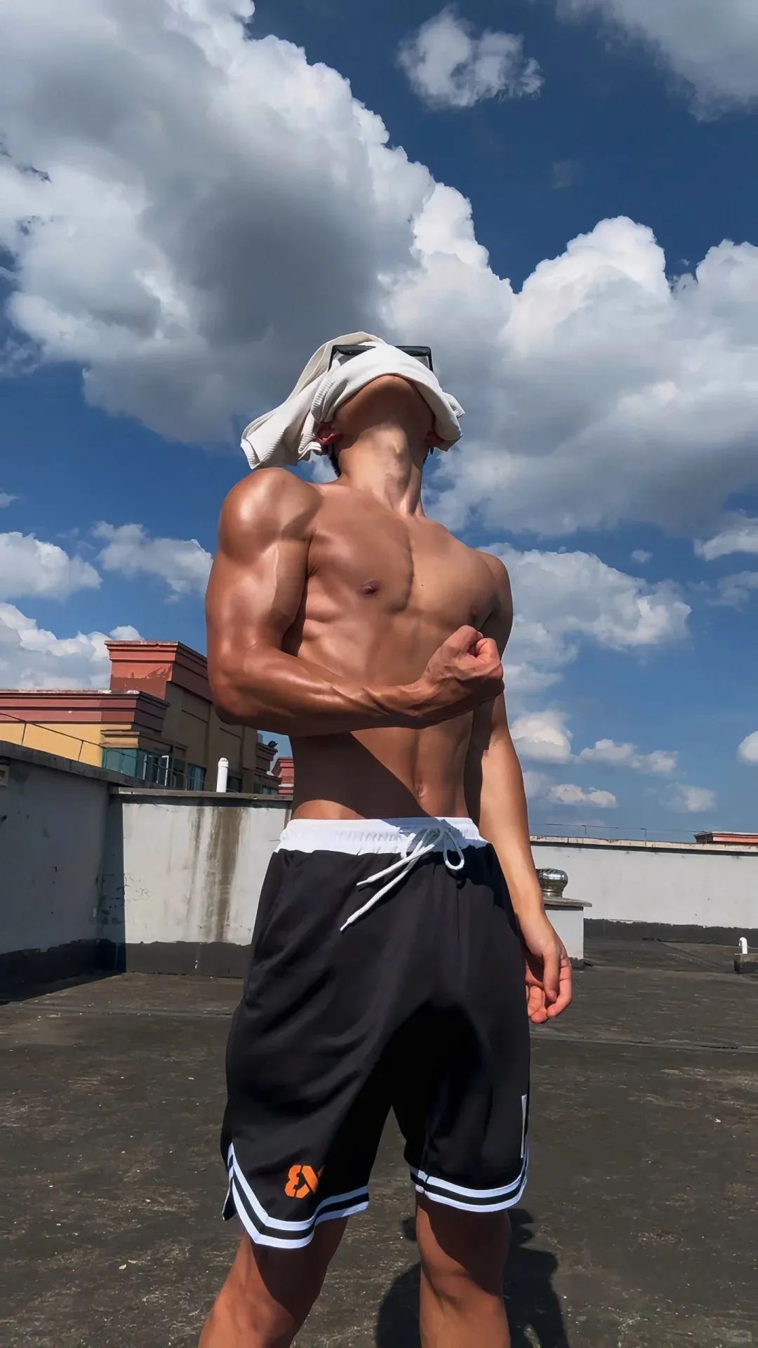 185cm 黑皮体育生天台大秀腹肌，简直逆天！