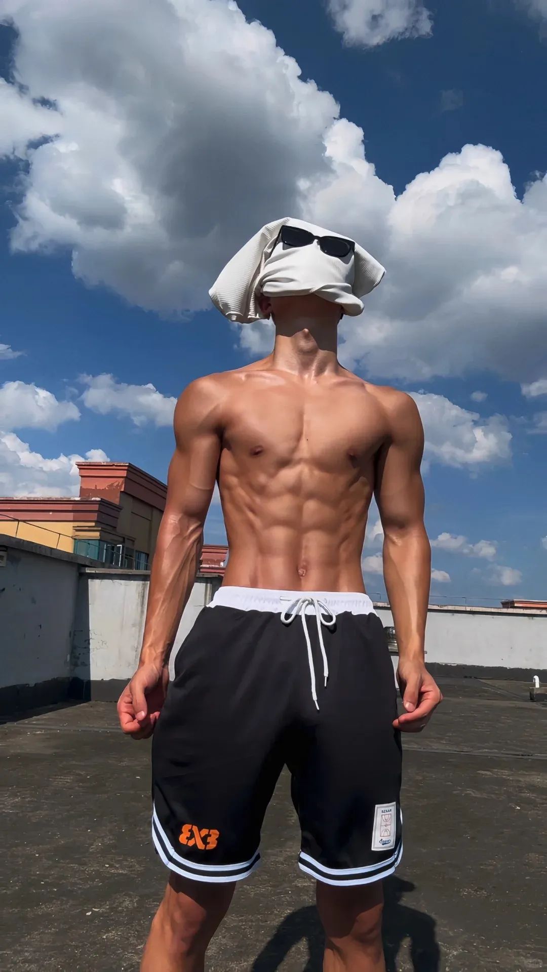185cm 黑皮体育生天台大秀腹肌，简直逆天！