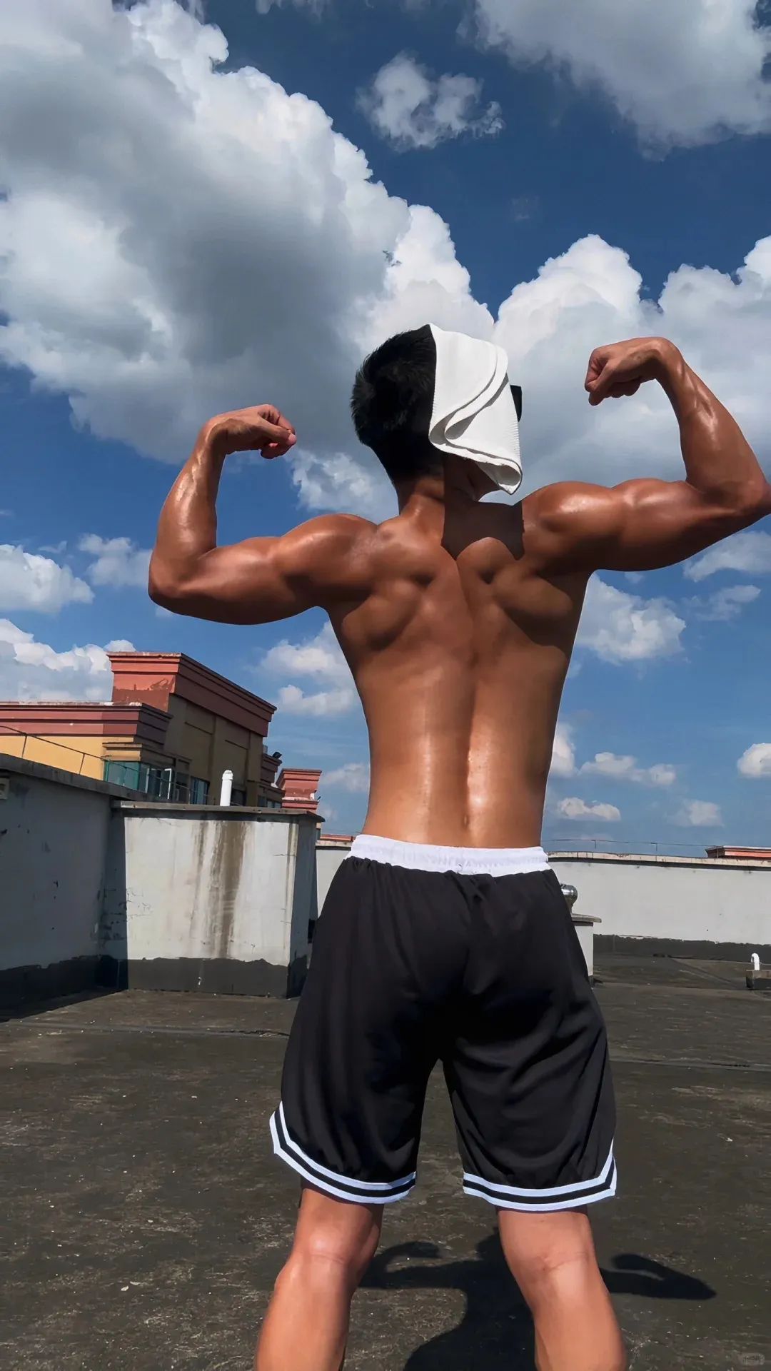 185cm 黑皮体育生天台大秀腹肌，简直逆天！