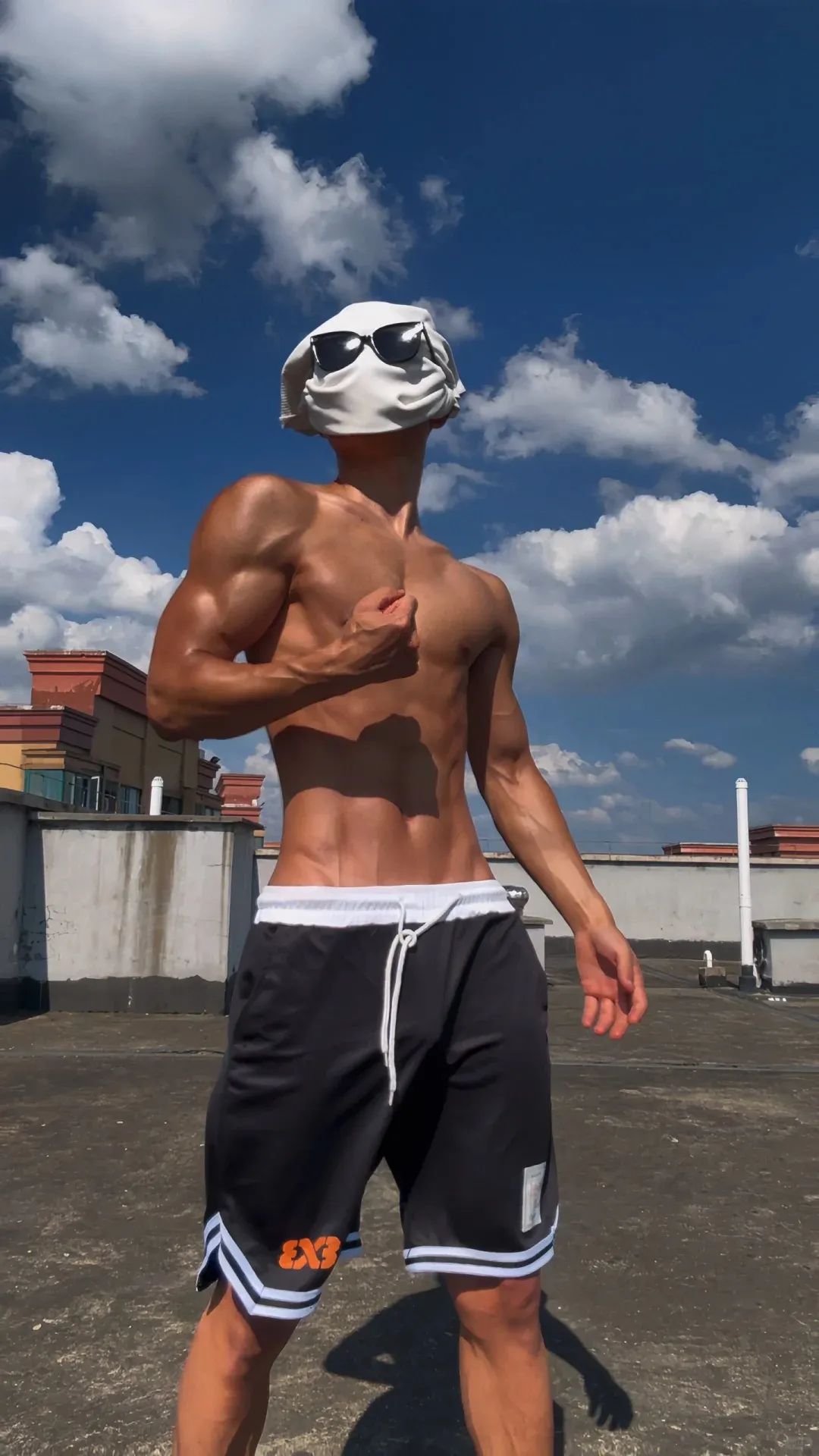 185cm 黑皮体育生天台大秀腹肌，简直逆天！