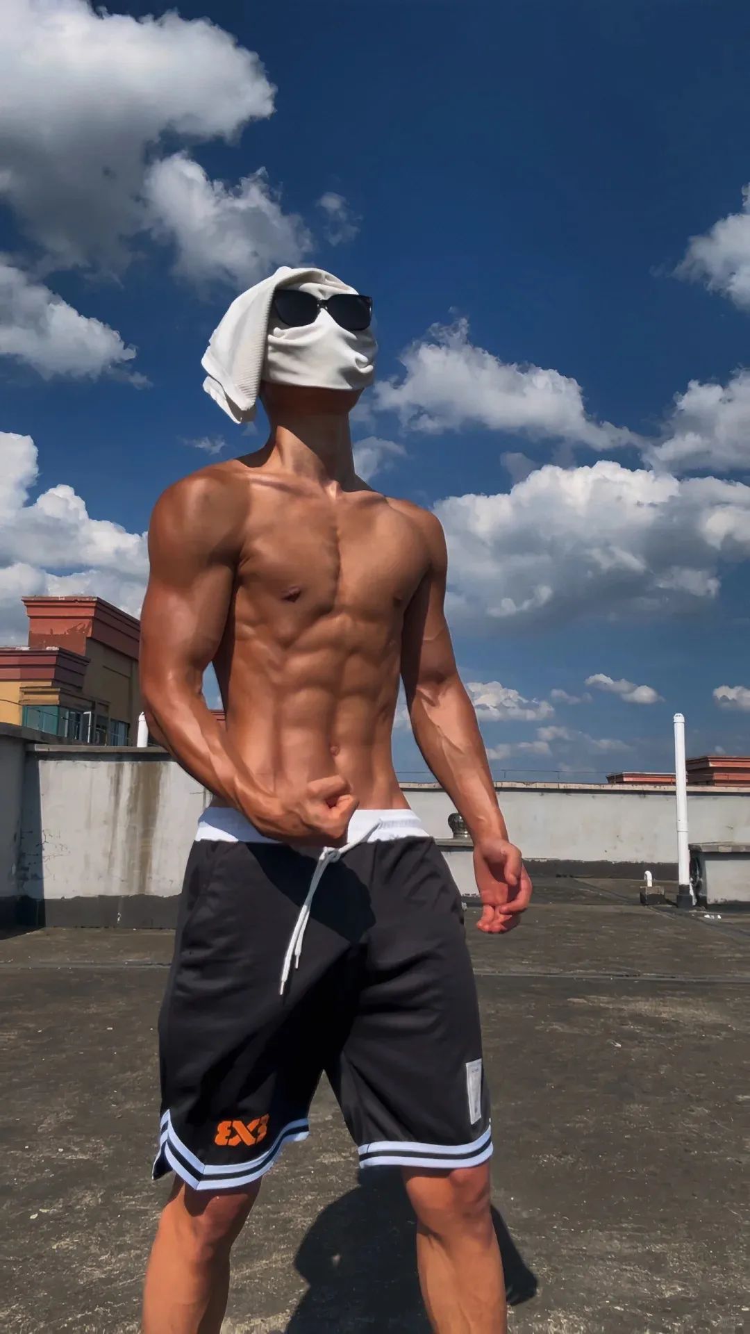 185cm 黑皮体育生天台大秀腹肌，简直逆天！