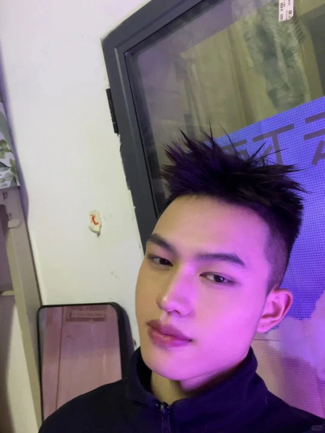 185cm 黑皮体育生天台大秀腹肌，简直逆天！