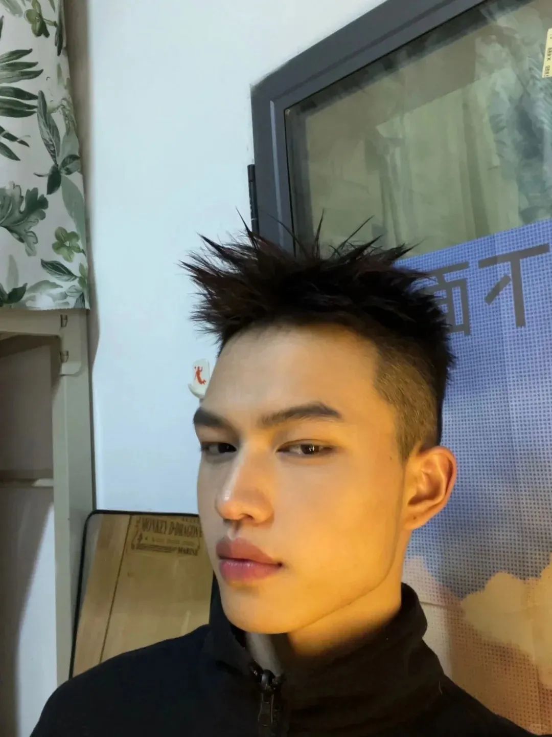 185cm 黑皮体育生天台大秀腹肌，简直逆天！