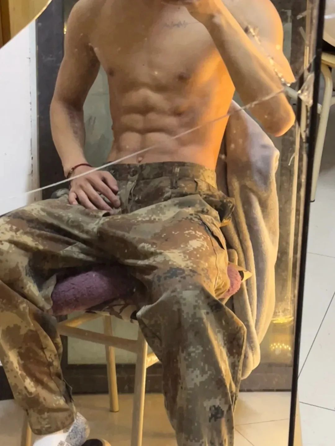 185cm 黑皮体育生天台大秀腹肌，简直逆天！