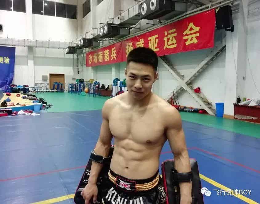 体育学院宿舍里的憨直体育生，穿这种内裤够直