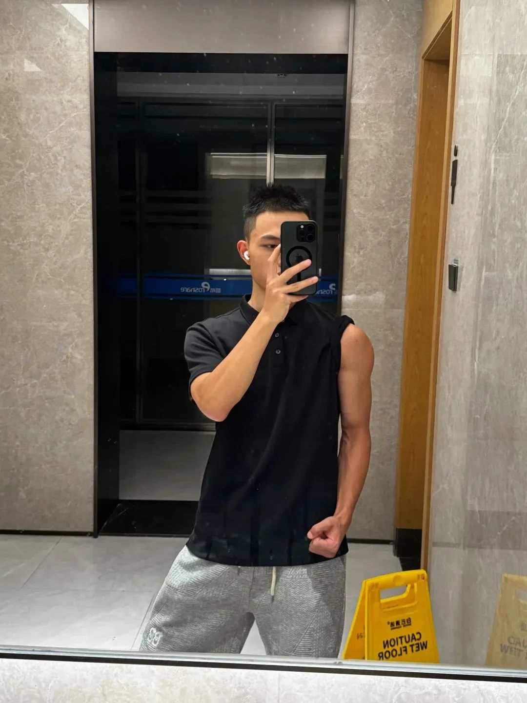 185cm 黑皮体育生天台大秀腹肌，简直逆天！