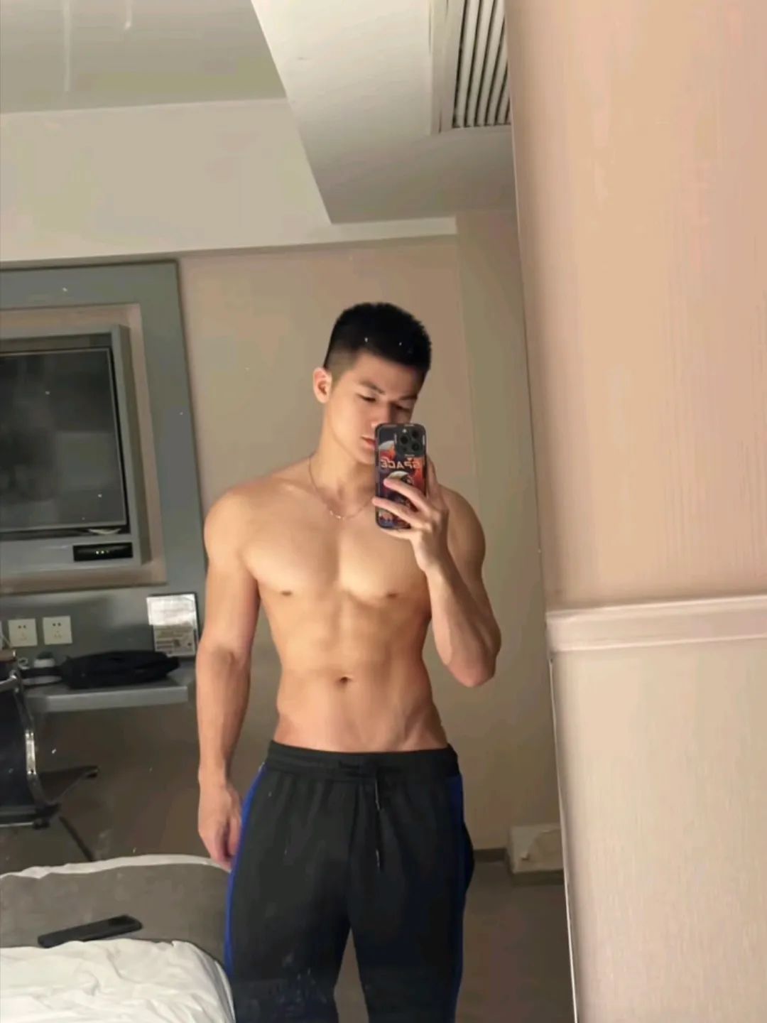 爆！185cm 体育生男神稳占 TOP3，网友：这谁顶得住！