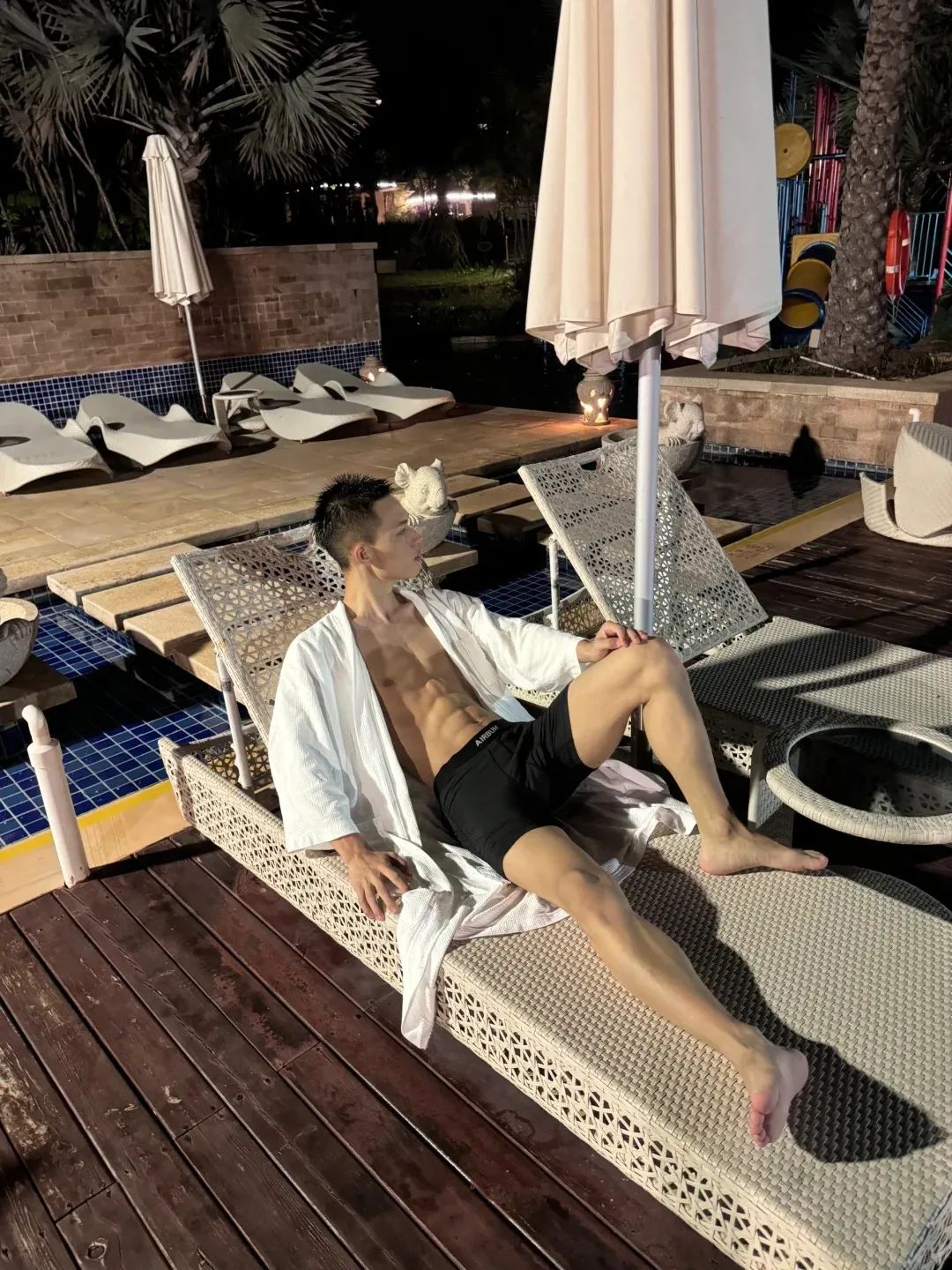 185cm 黑皮体育生天台大秀腹肌，简直逆天！