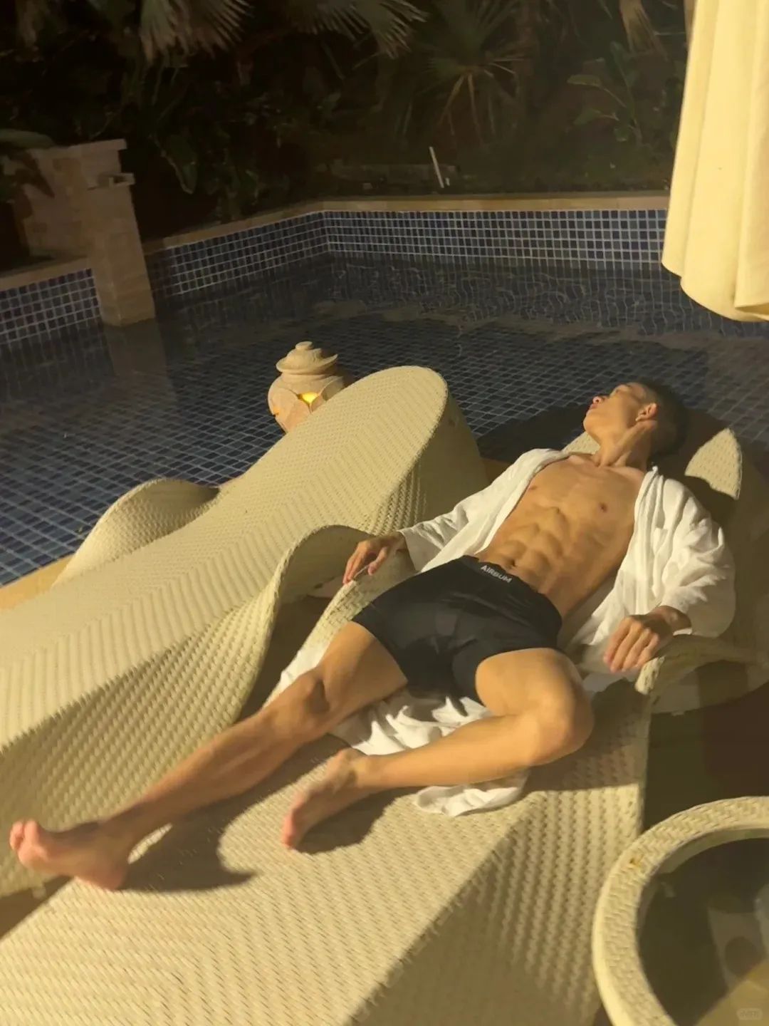 185cm 黑皮体育生天台大秀腹肌，简直逆天！