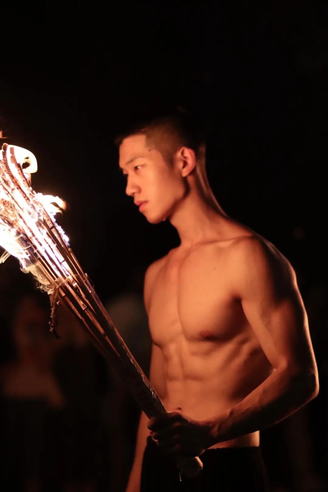 绝了！云南火把节现肌肉直男，帅得一塌糊涂！