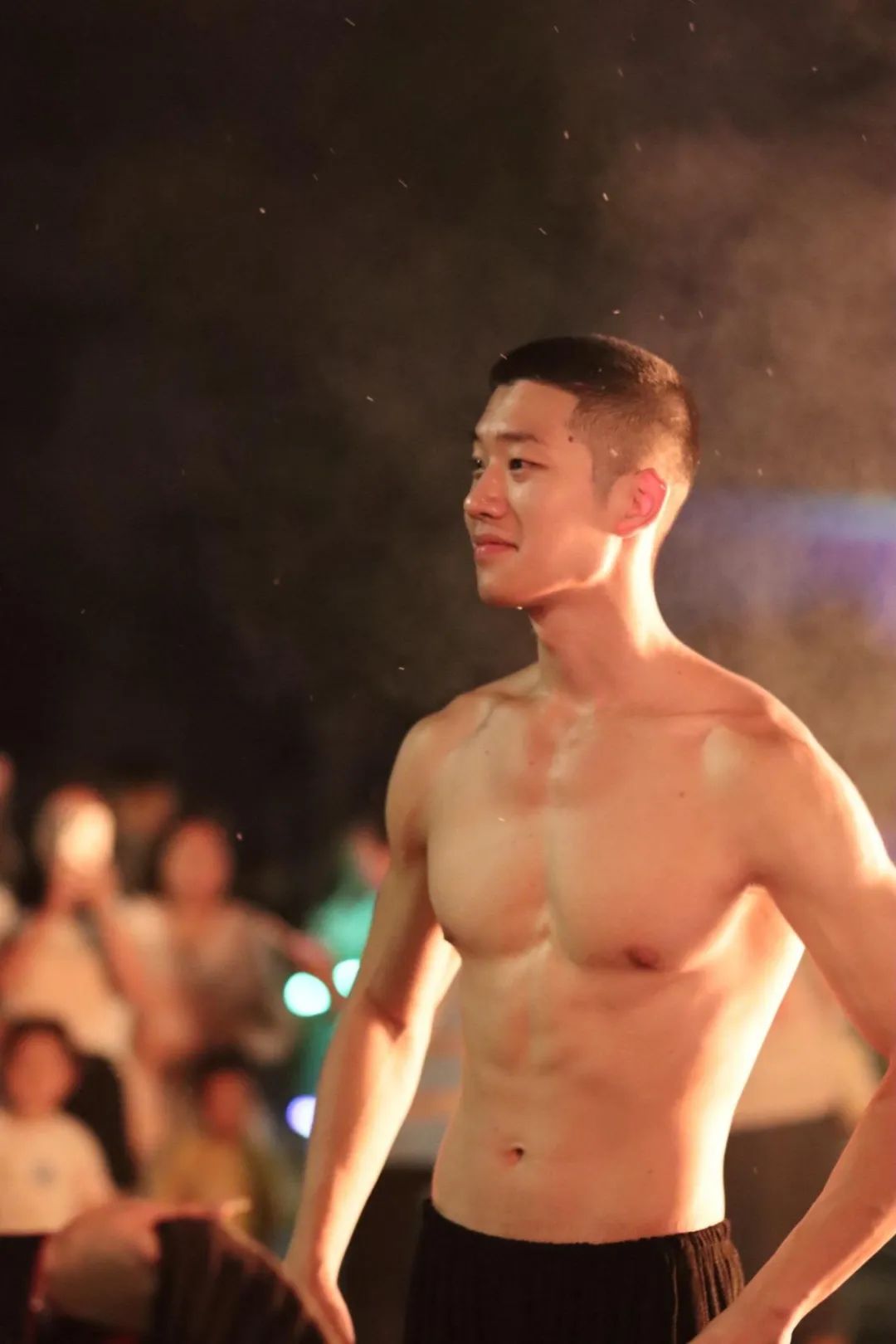 绝了！云南火把节现肌肉直男，帅得一塌糊涂！