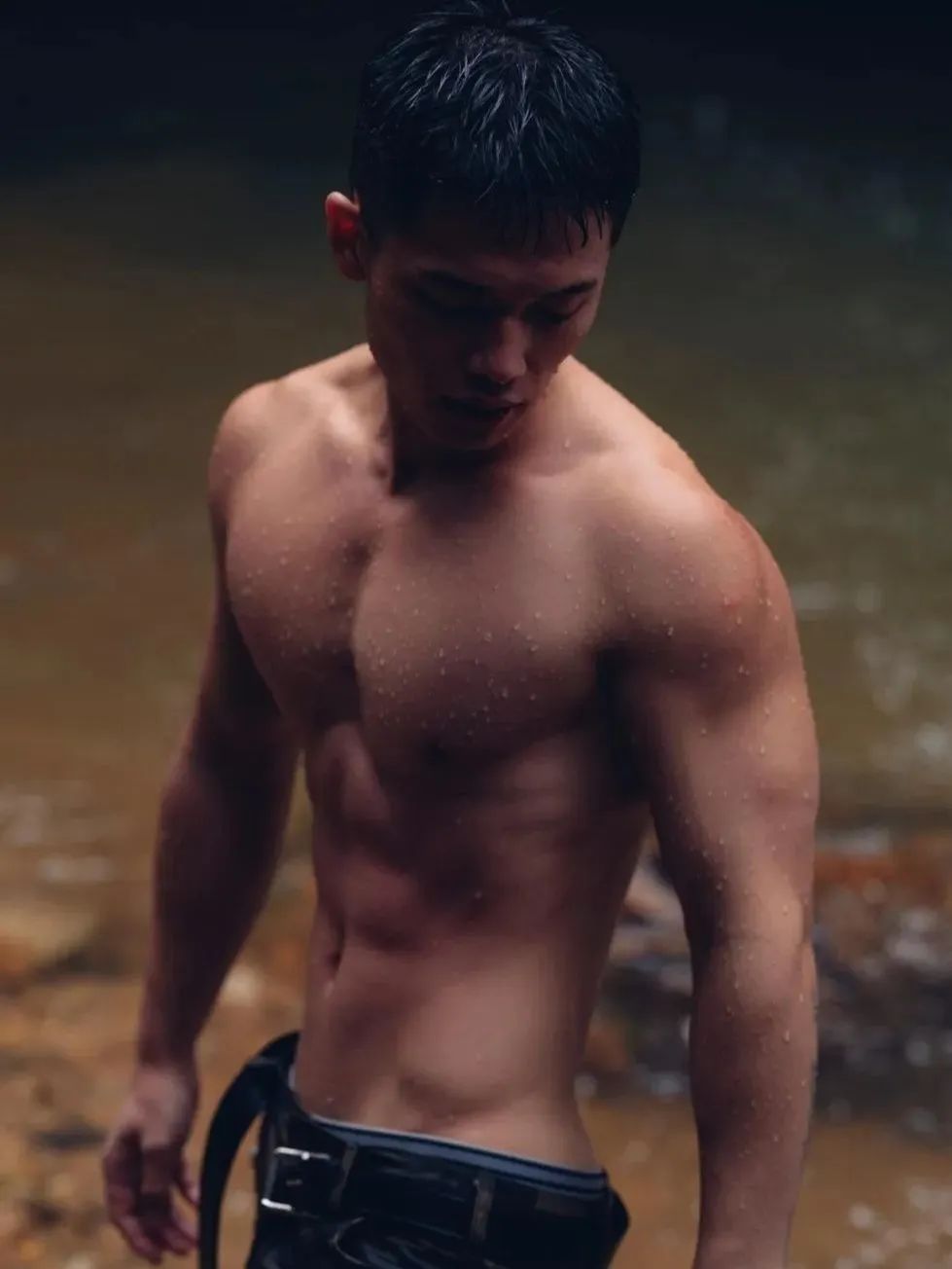 粗野男菩萨，退伍筋肉小哥深山拍大片