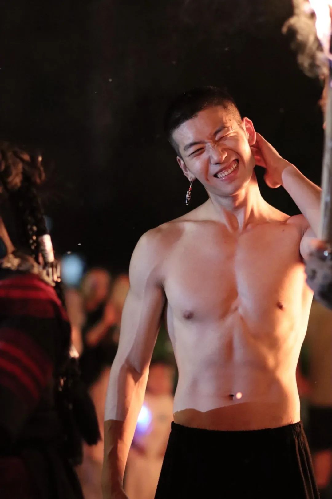 绝了！云南火把节现肌肉直男，帅得一塌糊涂！