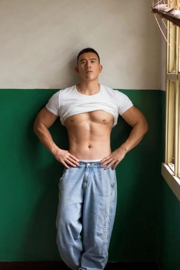 人夫感十足的重庆大叔,四十岁壮实男人你爱吗? 人夫感十足的重庆大叔,四十岁壮实男人你爱吗?