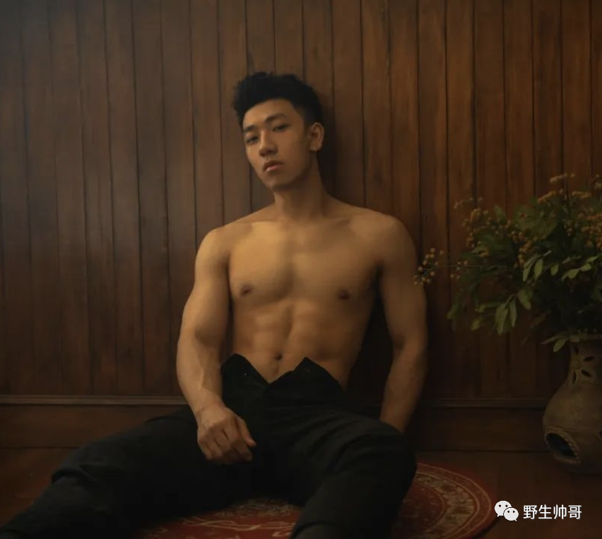 荷尔蒙满满的，肌肉帅哥体育生