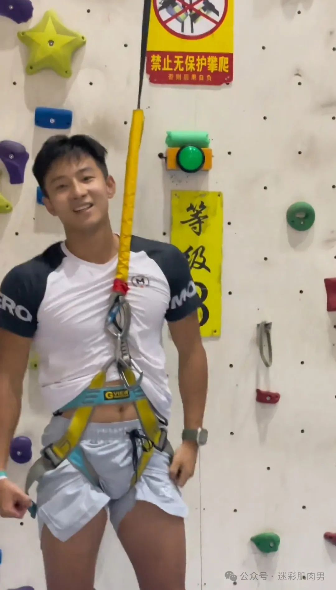  攀岩穿运动裤的野生男展示强大实力，长的也太粗壮了！