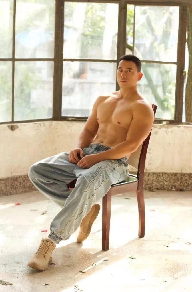 人夫感十足的重庆大叔,四十岁壮实男人你爱吗? 人夫感十足的重庆大叔,四十岁壮实男人你爱吗?