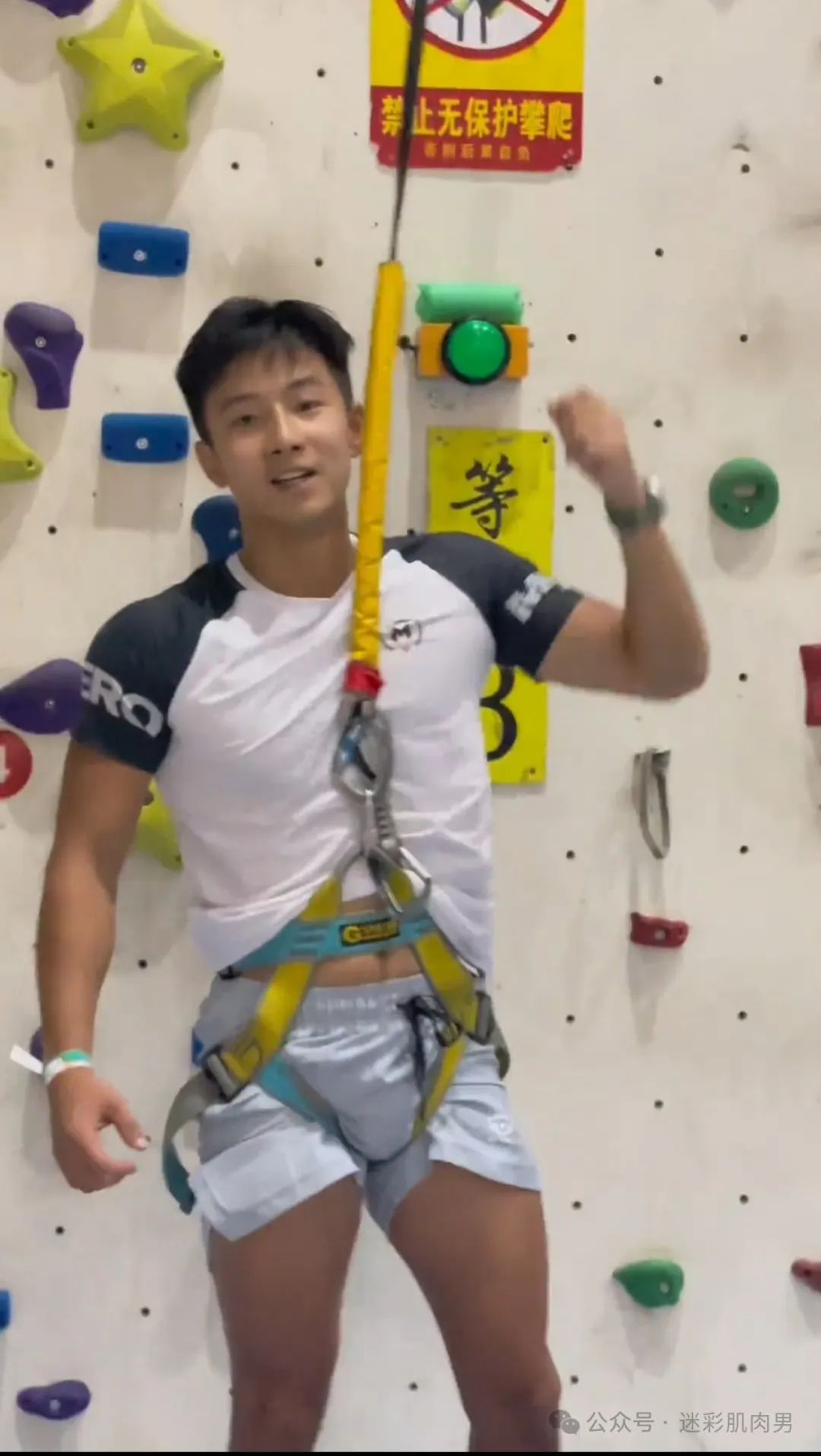  攀岩穿运动裤的野生男展示强大实力，长的也太粗壮了！