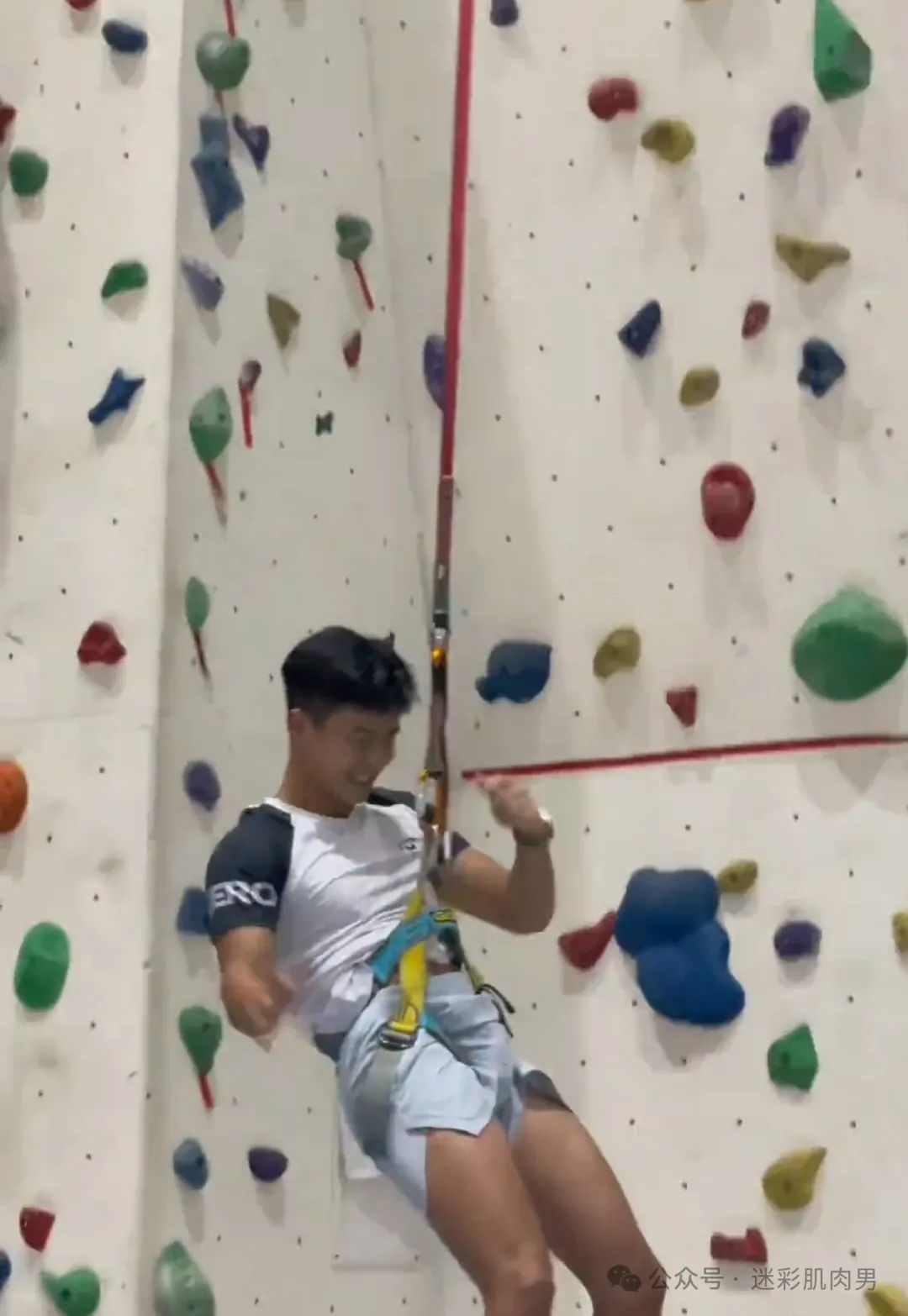  攀岩穿运动裤的野生男展示强大实力，长的也太粗壮了！
