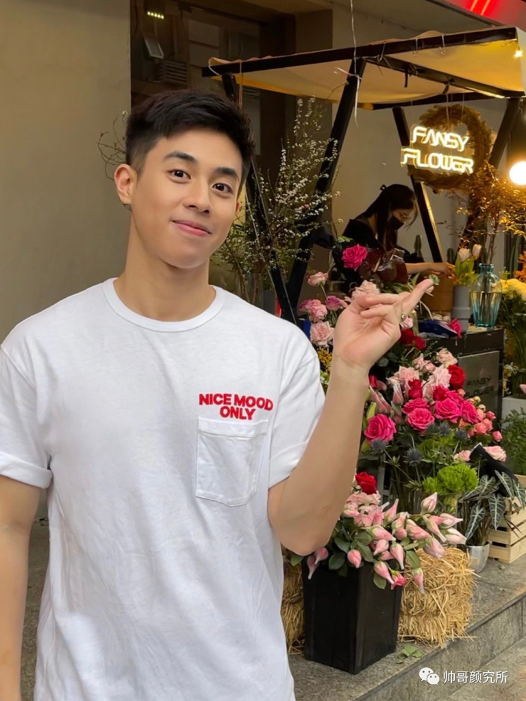 这小子可真俊！网友：小粗腿太可口了 | 颜值帅哥