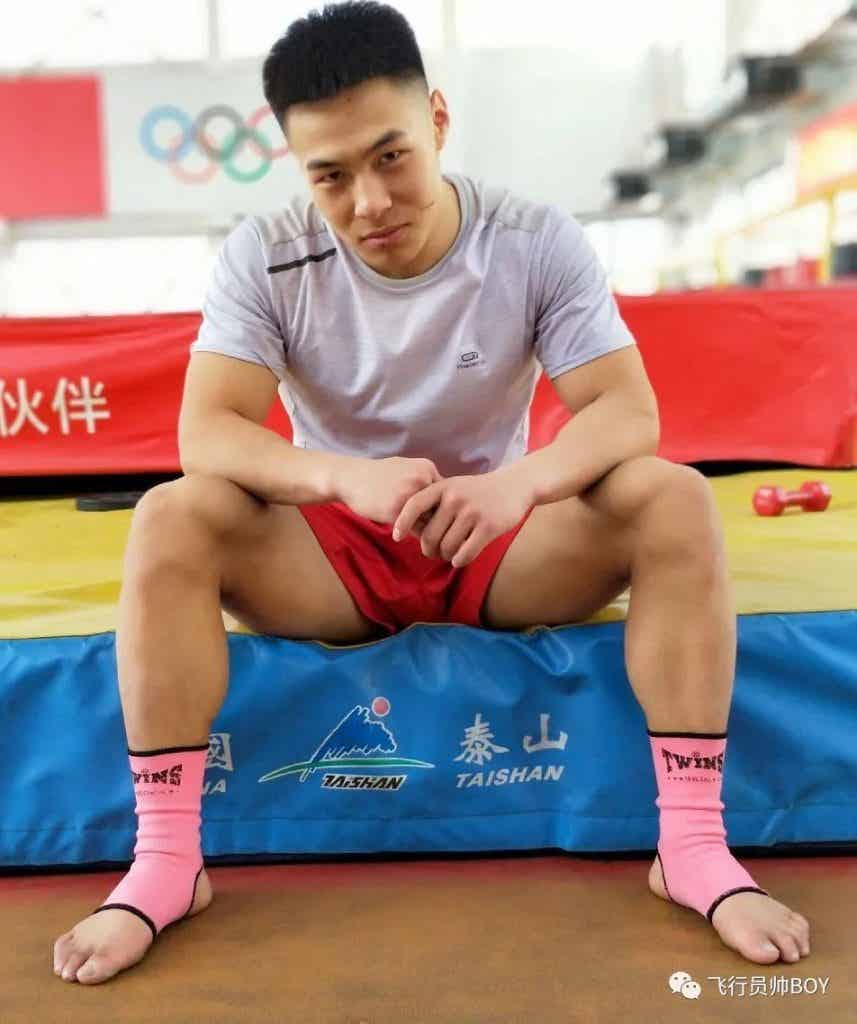 体育学院宿舍里的憨直体育生，穿这种内裤够直