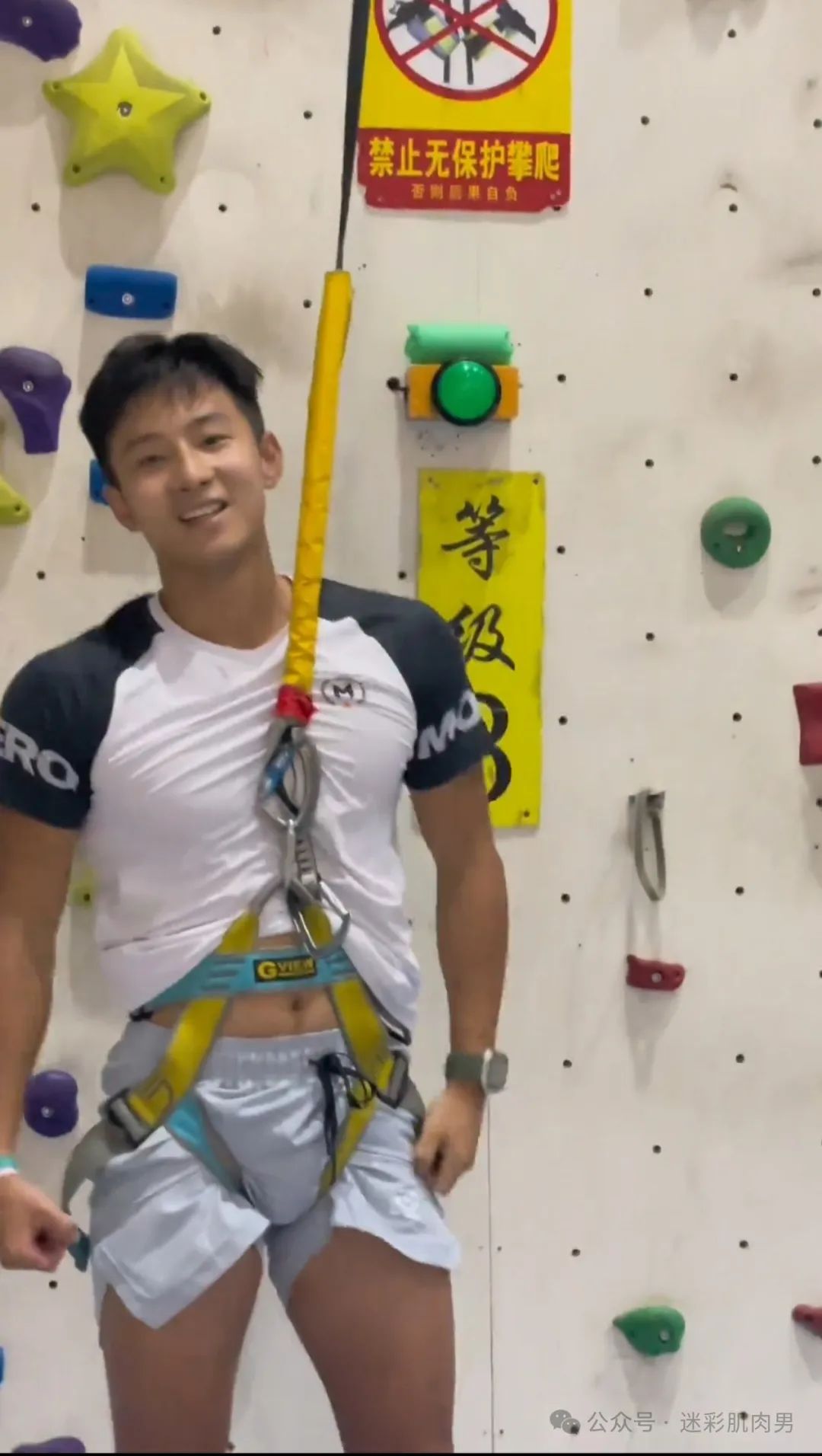  攀岩穿运动裤的野生男展示强大实力，长的也太粗壮了！