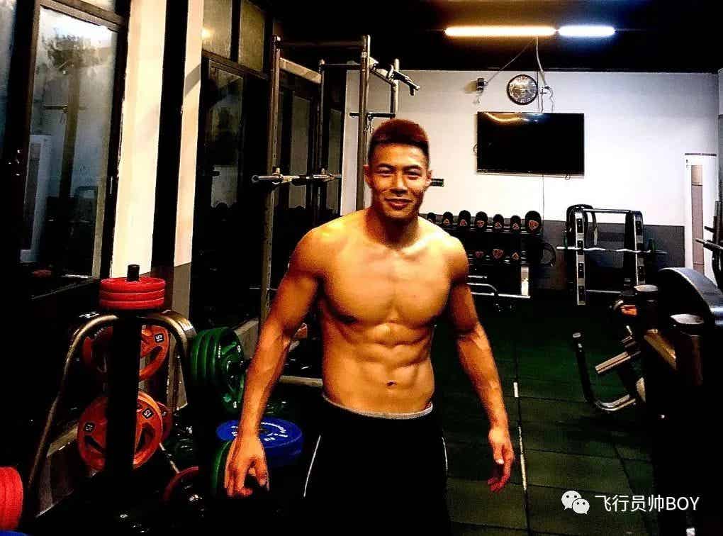 体育学院宿舍里的憨直体育生，穿这种内裤够直