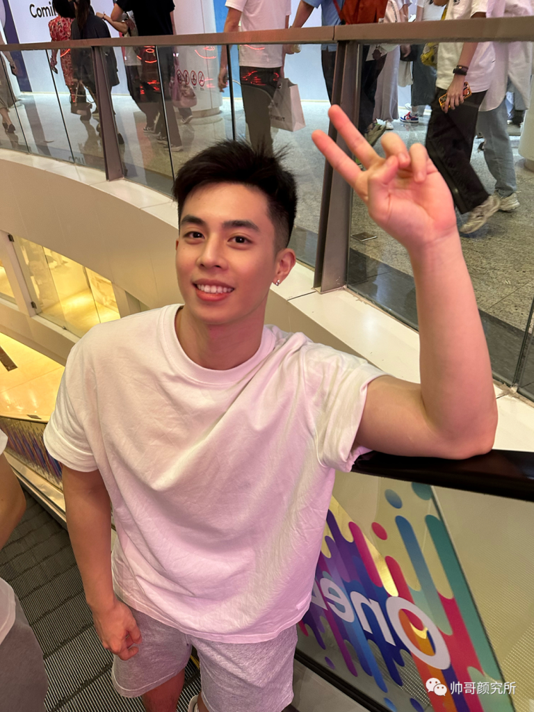 这小子可真俊！网友：小粗腿太可口了 | 颜值帅哥