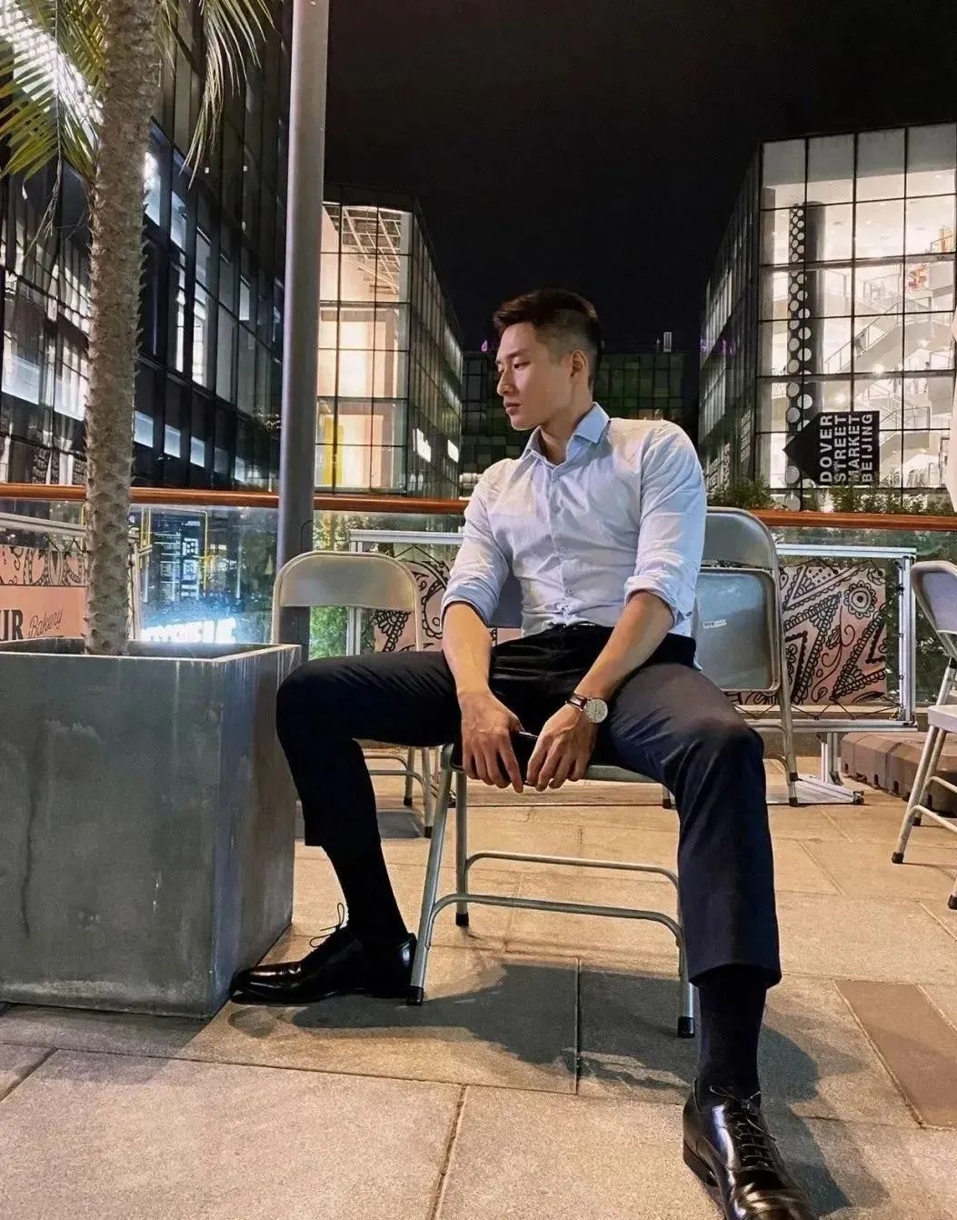 被曝光的西装皮鞋寸头男，受众狂喊“老公”