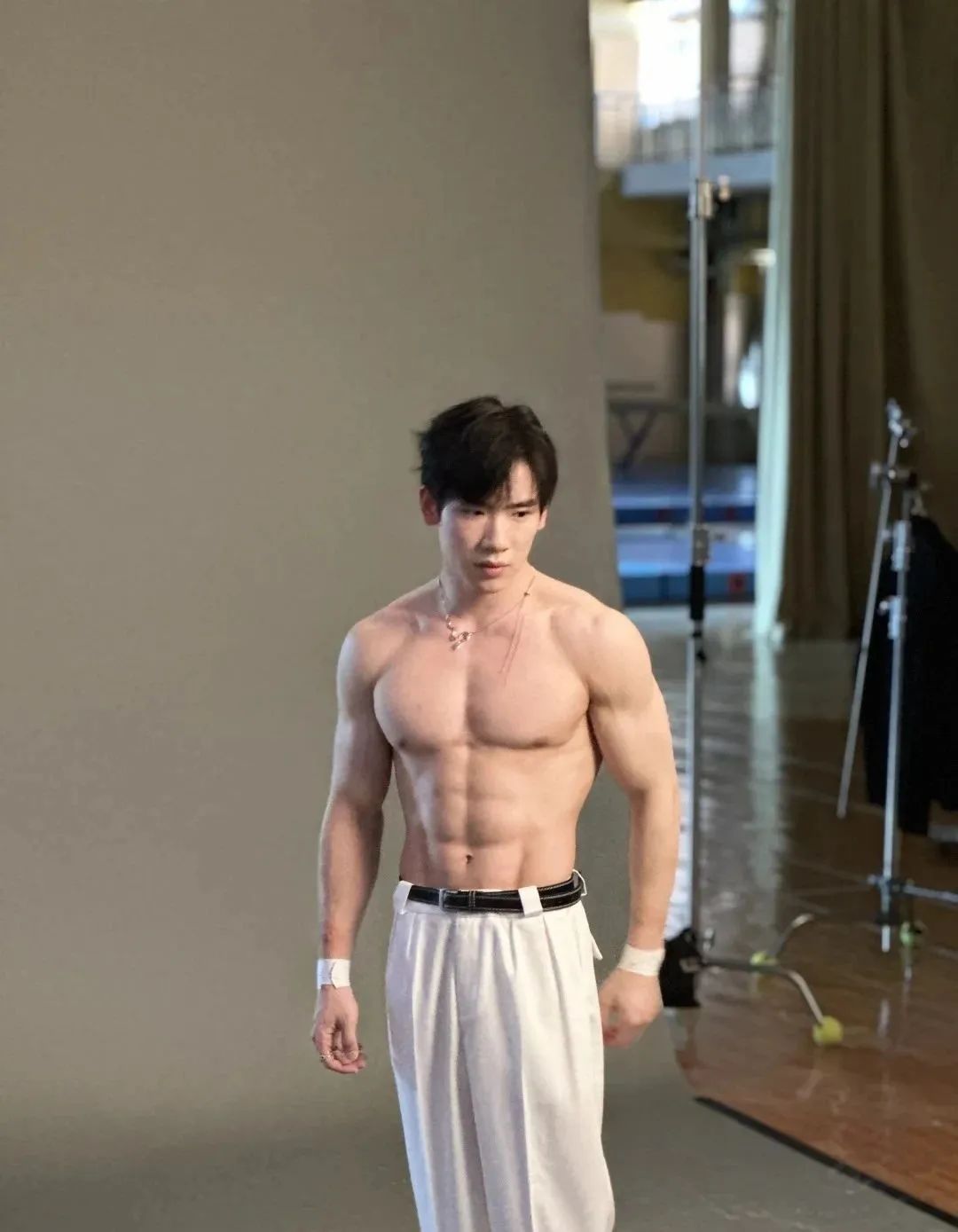 张博恒的肌肉又白又嫩，拍片被流出？