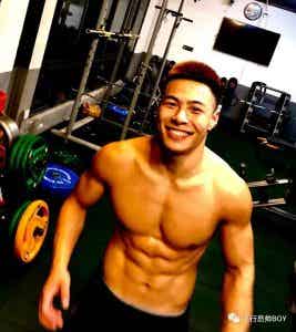 体育学院宿舍里的憨直体育生，穿这种内裤够直-潮男潮北