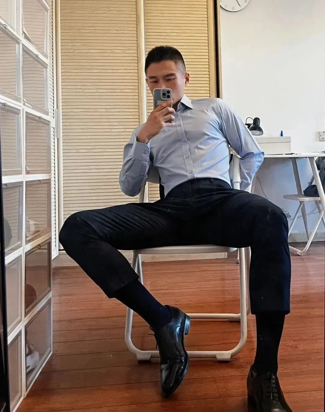 被曝光的西装皮鞋寸头男，受众狂喊“老公”