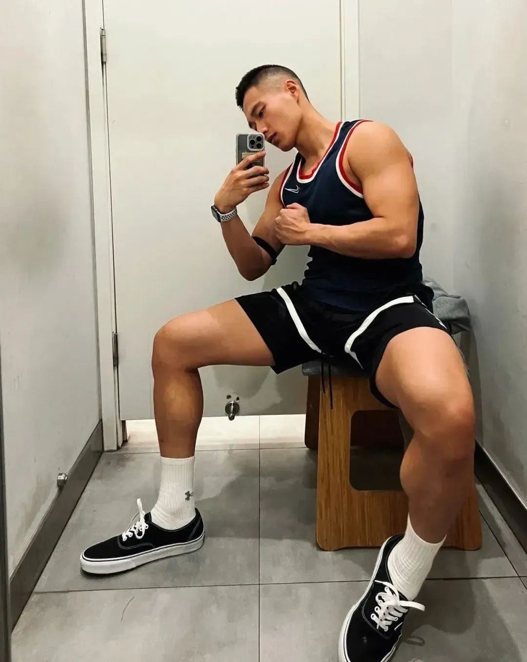 被曝光的西装皮鞋寸头男，受众狂喊“老公”