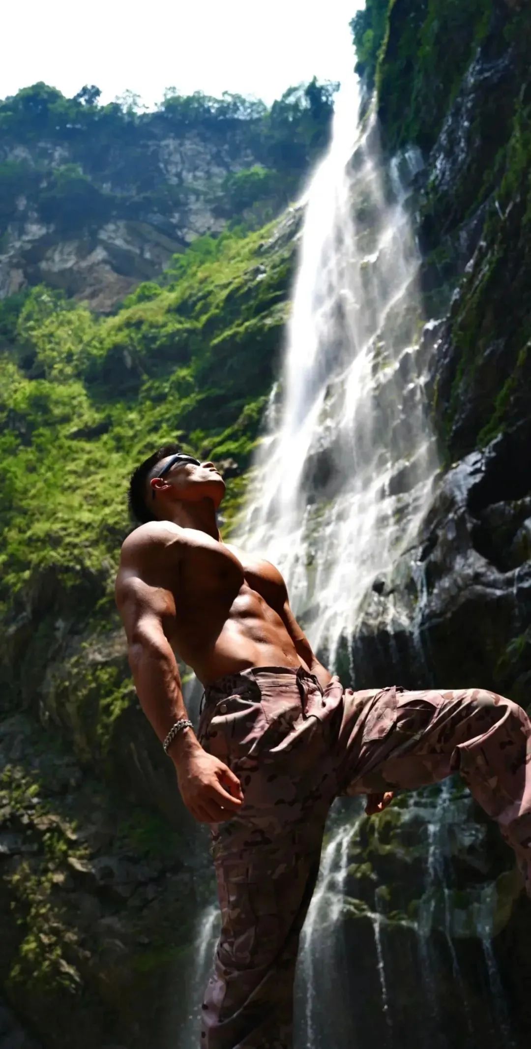 重庆丛林野生泳池的壮男湿透了！