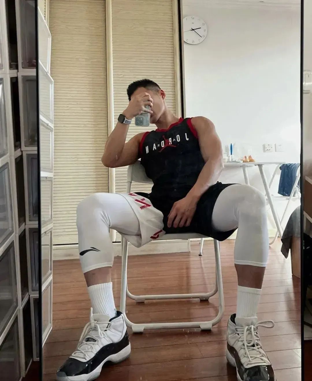 被曝光的西装皮鞋寸头男，受众狂喊“老公”
