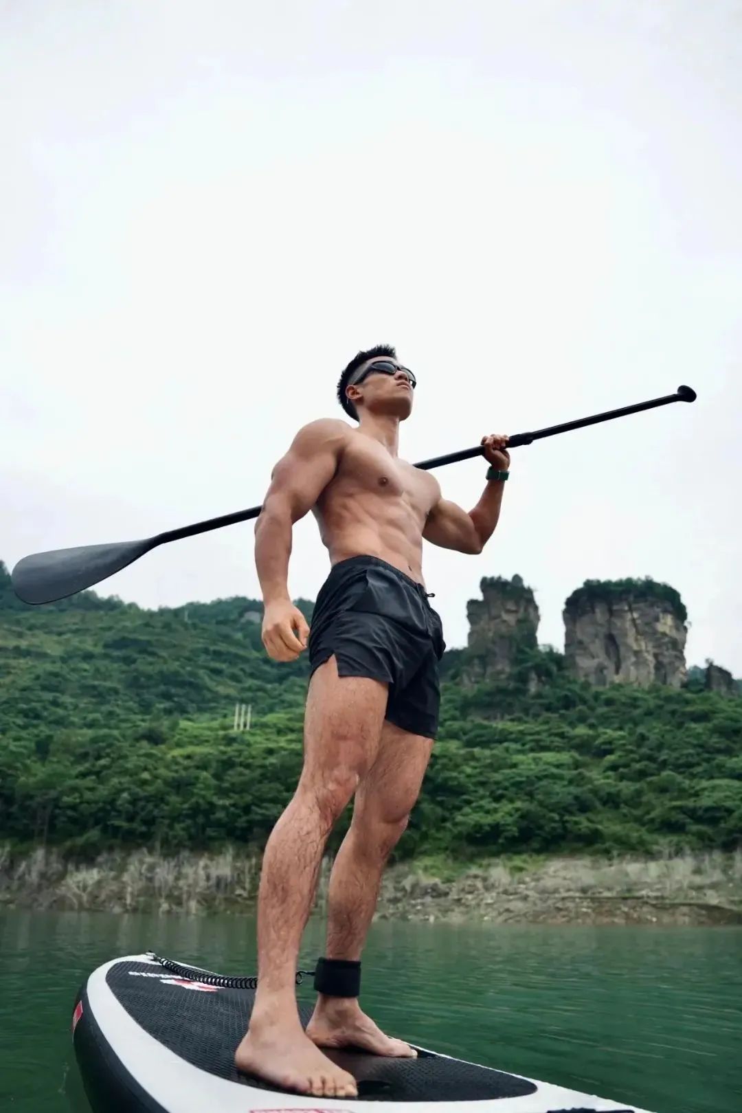 重庆丛林野生泳池的壮男湿透了！