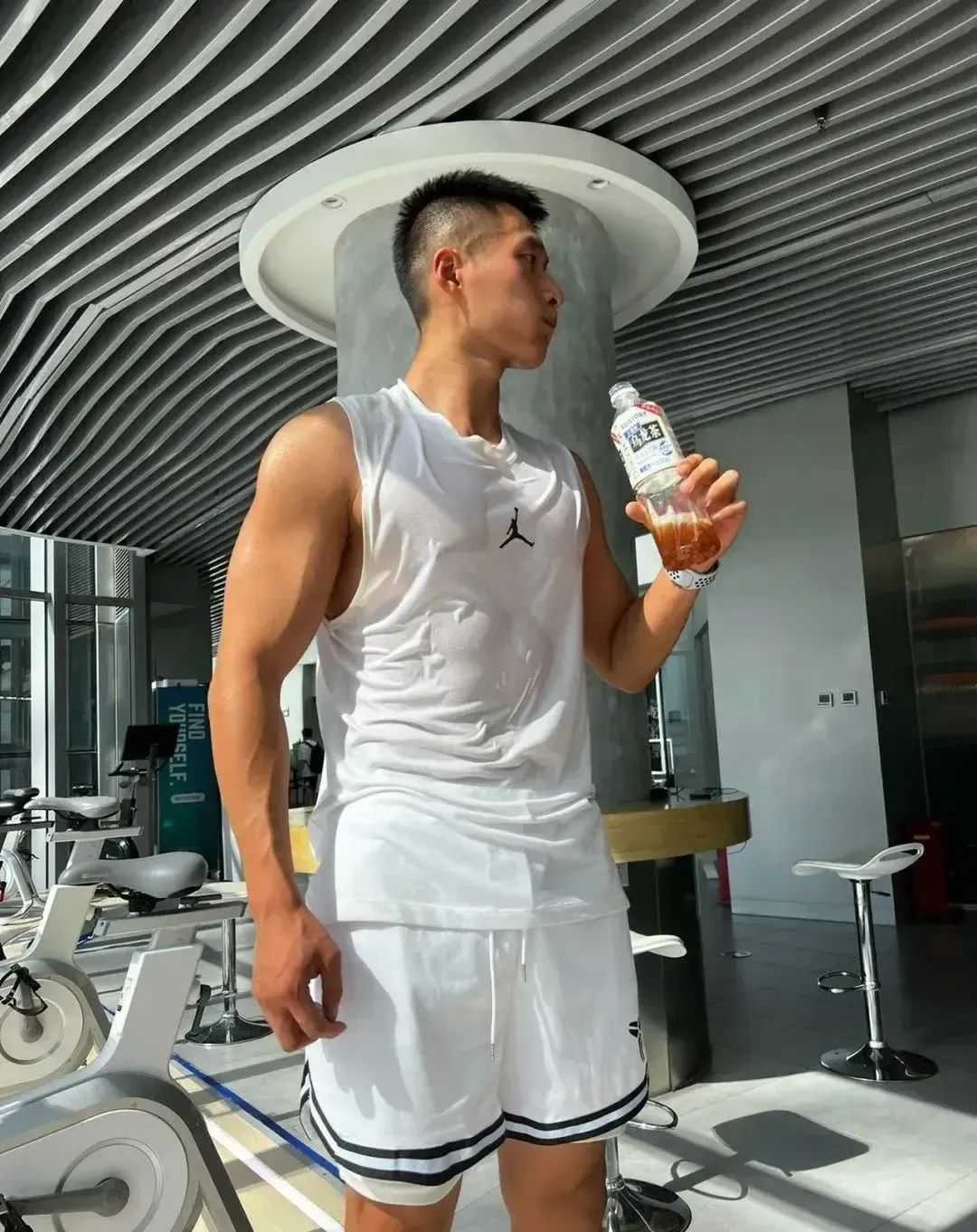 被曝光的西装皮鞋寸头男，受众狂喊“老公”